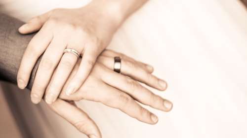 Πρόταση γάμου στην Ελληνίδα ηθοποιό, ενώ έτρωγε σουβλάκια!