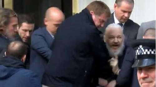 Η στιγμή της σύλληψης του Τζούλιαν Ασάνζ στο Λονδίνο