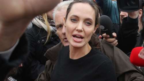 Τζολί: Οι Αφγανές να έχουν ρόλο στις ειρηνευτικές συνομιλίες στη χώρα τους