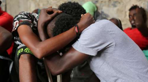 Πλοίο με μετανάστες παγιδευμένο ανάμεσα σε Μάλτα και Ιταλία