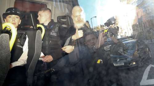 Αντιδράσεις για τη σύλληψη Ασάνζ - Τι φοβούνται οι δικηγόροι