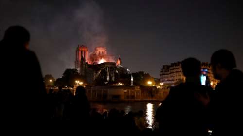 Στις φλόγες η Παναγία των Παρισίων-Κατέρρευσε καμπαναριό