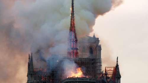 Φωτιά Παναγία των Παρισίων: Κάλεσμα μουσουλμάνων για την ανοικοδόμησή της