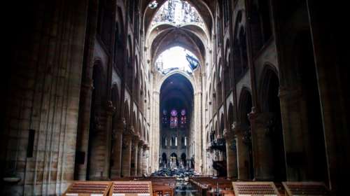 Νέες εικόνες της καταστροφής μέσα και έξω από τη Notre Dame