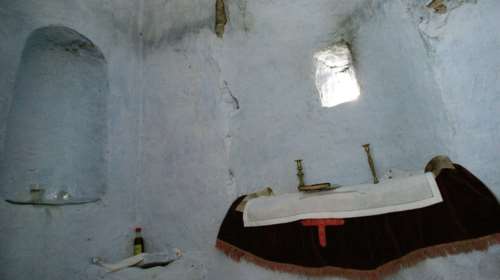 Απίστευτο περιστατικό στη Φθιώτιδα: Έσκαψαν για θησαυρό μέσα στο ...ιερό