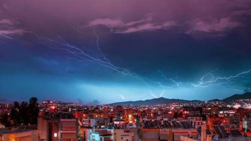 100 κεραυνοί έπεσαν σήμερα στην Αττική, ο ένας στην Ακρόπολη
