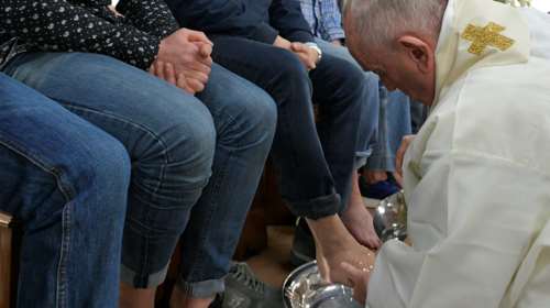 Ο πάπας Φραγκίσκος έπλυνε πόδια κρατουμένων στη φυλακή Βελέτρι