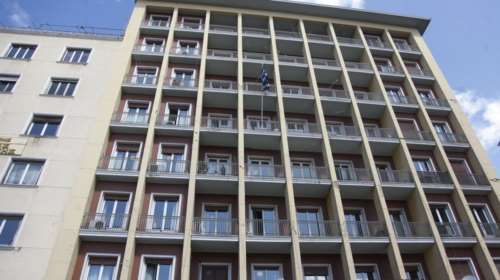 Συμβασιούχος καθαριότητας στον 8ο όροφο του υπ. Εσωτερικών