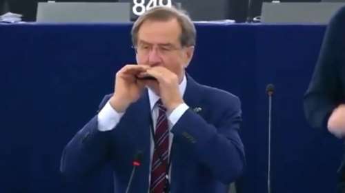 Αντίο στην Ευρωβουλή με φυσαρμόνικα και Μπετόβεν