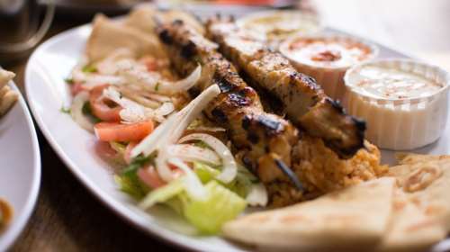 Θα αυξηθεί η τιμή στο σουβλάκι; Οι καταστηματάρχες απαντούν