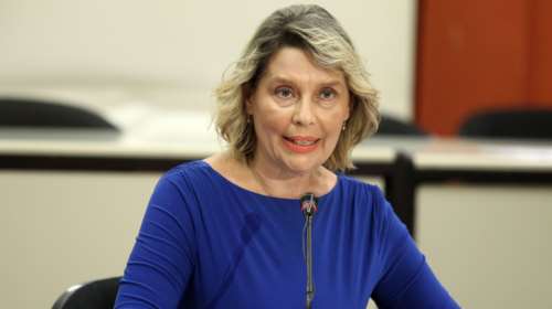 Τι απαντά η Παπακώστα για την αγωγή από Λυκουρέζο