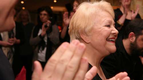 Η μοναδική Μαίρη Λίντα τραγουδά το «Πολλές Φορές» στο γηροκομείο [Βίντεο]