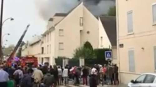 Σε εξέλιξη φωτιά κοντά στις Βερσαλλίες (vid)