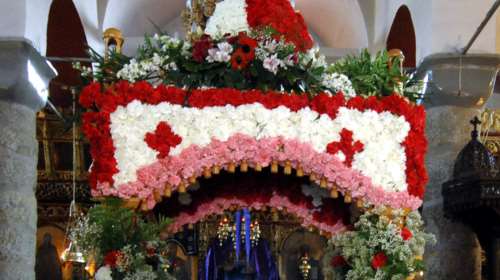 Πάσχα: Επιτάφιος με πασχαλιές και γιρλάντες με ποπ – κορν