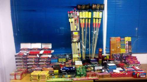 Σύλληψη 50χρονης για κατοχή βεγγαλικών και πυροτεχνημάτων