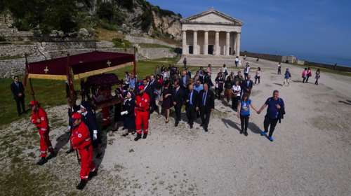 Ξεκίνησε η μεγαλειώδης περιφορά των επιταφίων της Κέρκυρας