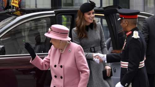 Η βασίλισσα Ελισάβετ δίνει την υψηλότερη διάκριση στην Κέιτ, το GCVO