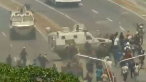 Βενεζουέλα: Όχημα της Εθνοφρουράς παρέσυρε διαδηλωτές- Βίντεο