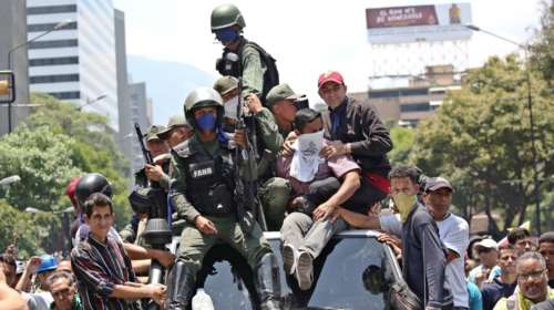 Έκρυθμη η κατάσταση: Ο Γκουαϊδό ζητεί να συνεχιστούν οι διαδηλώσεις