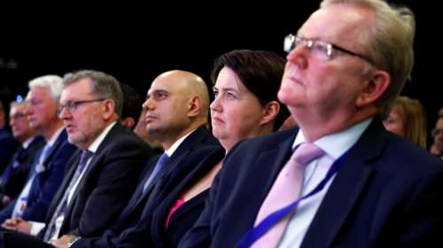 Η συντριπτική πλειοψηφία των Συντηρητικών θέλει παραίτηση Μέι