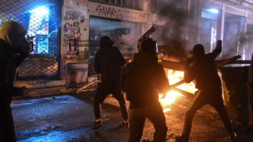 Επίθεση με μολότοφ στο Α.Τ. Εξαρχείων λόγω Κουφοντίνα