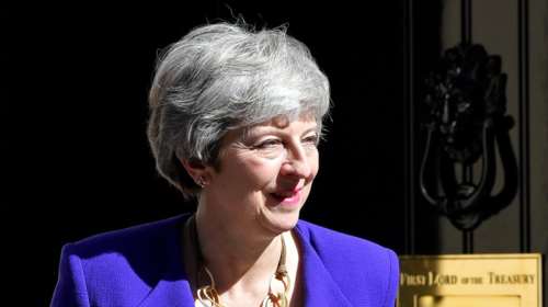 Η Μέι δέχεται πιέσεις να ορίσει ημερομηνία αποχώρησής της