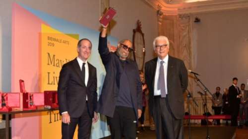 Ένας Χρυσός Λέοντας στο περίπτερο της Λιθουανίας