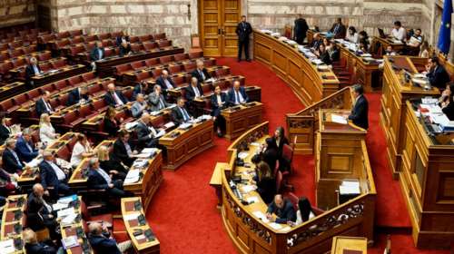 Μείωση του ΦΠΑ και 13η σύνταξη - Τι προβλέπουν οι τροπολογιες