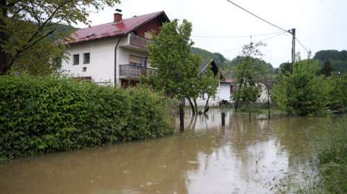 Καταρρακτώδεις βροχές και πλημμύρες πλήττουν τη Βοσνία