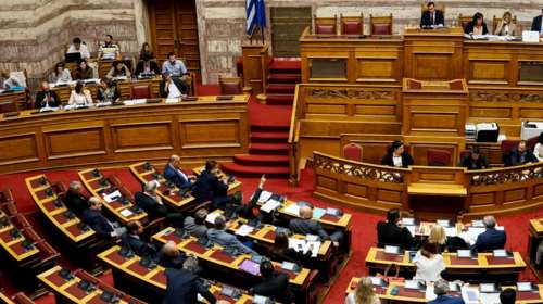 Ψηφίζονται στη Βουλή τα μέτρα, προβληματισμός στις Βρυξέλλες