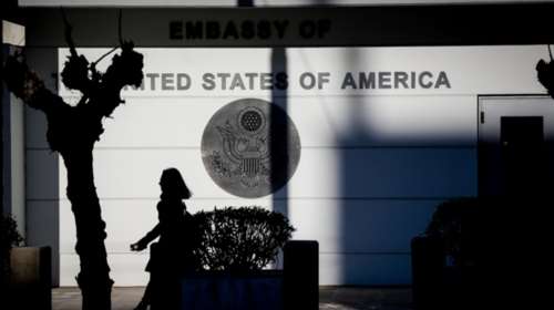 Επίθεση με μπογιές &amp; καπνογόνα στο σπίτι του Αμερικανού πρέσβη