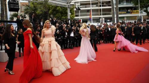 Πολιτική, #Metoo και οι πιο υπερβολικές τουαλέτες με ουρά