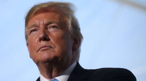 Χάρη στον μεγιστάνα των ΜΜΕ Μπλακ από τον πρόεδρο Τραμπ