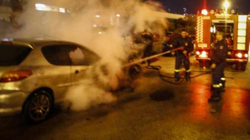 Στις φλόγες δύο οχήματα και εκλογικό κέντρο τα ξημερώματα