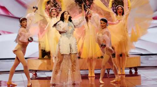 Παραμυθένια εμφάνιση από την Κατερίνα Ντούσκα στον τελικό - Vid