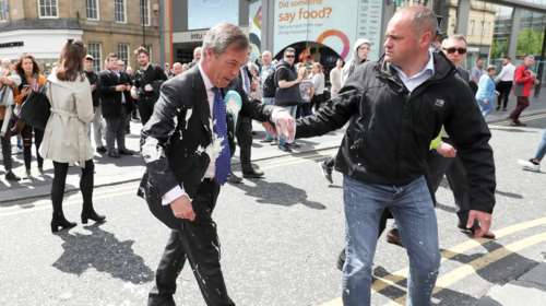 Μεγ. Βρετανία: Επίθεση με μιλκσέικ δέχθηκε ο Νάιτζελ Φάρατζ