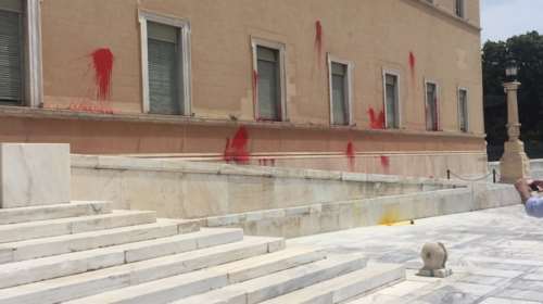 Επίθεση Ρουβίκωνα με μπογιές στη Βουλή για τον Κουφοντίνα