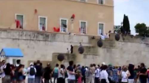 Η στιγμή της επίθεσης του Ρουβίκωνα στη Βουλή - Βίντεο