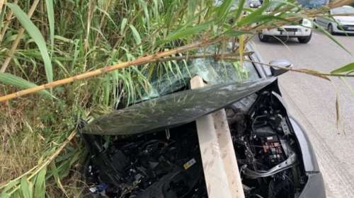 Συγκλονιστικό τροχαίο: Κιγκλίδωμα διαπέρασε το αυτοκίνητο - Εικόνες