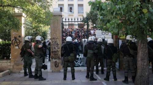 Συνελήφθη σπείρα που διακινούσε ναρκωτικά πέριξ της ΑΣΟΕΕ