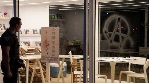 Χυδαία συνθήματα κατά του Παύλου Μπακογιάννη και βανδαλισμοί