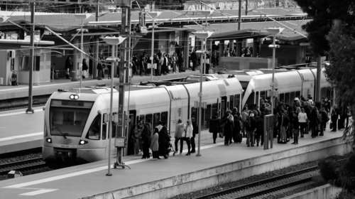 Τραυματισμός σε συρμό του προαστιακού -Αγνωστοι έριξαν πέτρες