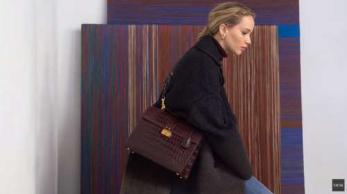 Τζένιφερ Λόρενς: Tο πρόσωπο της χρονιάς, η μούσα του Dior (βίντεο)