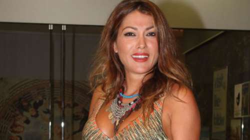 Πρώτες εικόνες μέσα από το μαιευτήριο: η Κλέλια Ρένεση με την κόρη της