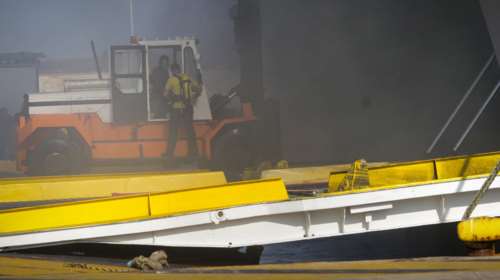 Υπό έλεγχο η φωτιά σε πλοίο στο Πέραμα