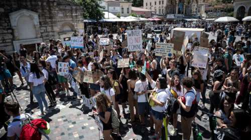Μαθητική πορεία για την κλιματική αλλαγή στο κέντρο της Αθήνας