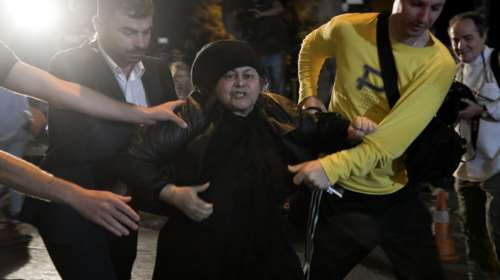 Εξω από την Κουμουνδούρου η Ελένη Λουκά, αποδοκίμασε τον Τσίπρα