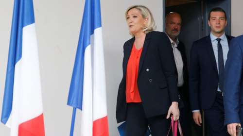 Νίκη Λεπέν έναντι Μακρόν με διαφορά 0,9% στη Γαλλία