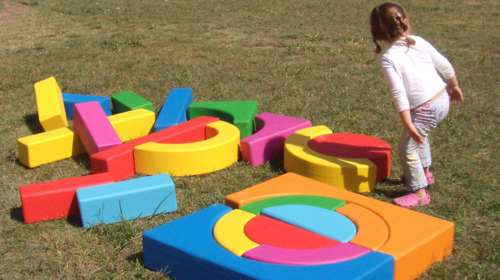 Ένας σπουδαίος εικαστικός στήνει μια παιδική χαρά- έργο τέχνης