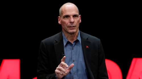 Ο Γ. Βαρουφάκης παρακολουθεί με χιούμορ το «θρίλερ» της έδρας